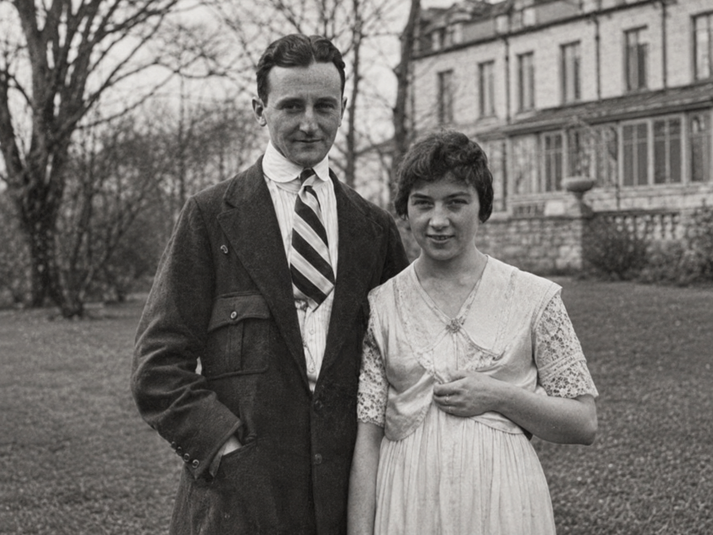 William und Elizebeth Friedman 1917 vor dem Anwesen in Riverbank