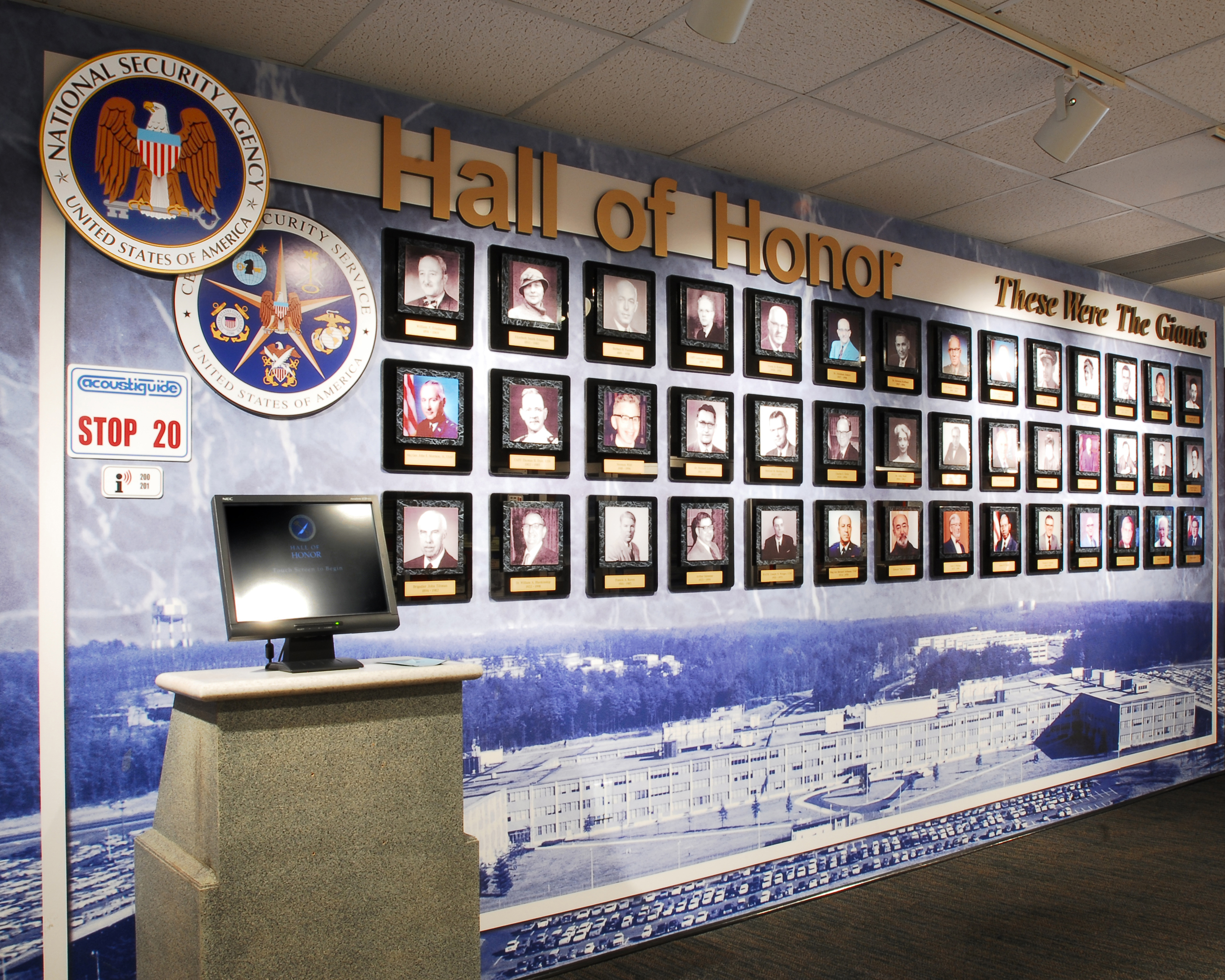Die Cryptologic Hall of Honor der NSA: Wand mit Ehrenplaketten unter der Aufschrift These Were The Giants